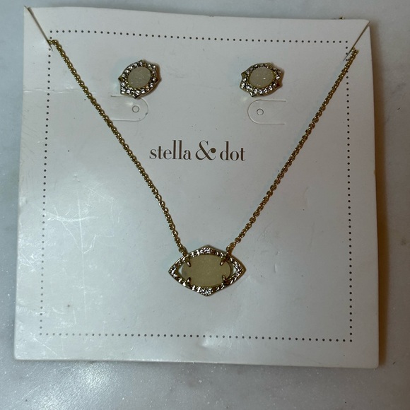 Stella&Dot Gold Plated Necklace and Studs - Like New/Never Worn/Display Only - Picture 1 of 3